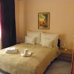 Kristaly Apartman Couette-café