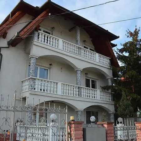 فندق مبيت وإفطار Kristaly Apartman