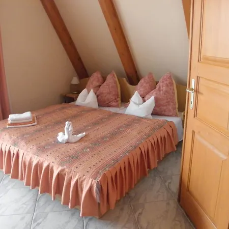 Bed & Breakfast Kristaly Apartman *