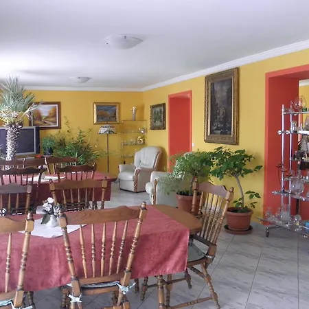 Kristaly Apartman Panzió *